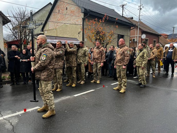 На Закарпатті попрощались із молодим військовим зі 128-ї бригади – 04 На Закарпатті попрощались із молодим військовим зі 128-ї бригади – 04