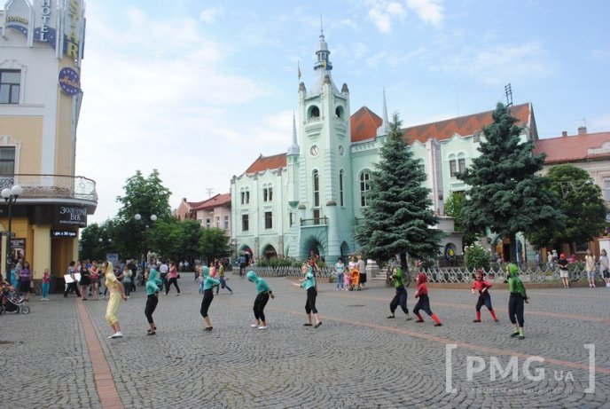 У центрі Мукачева дітвора розважається та демонструє свої таланти – 04