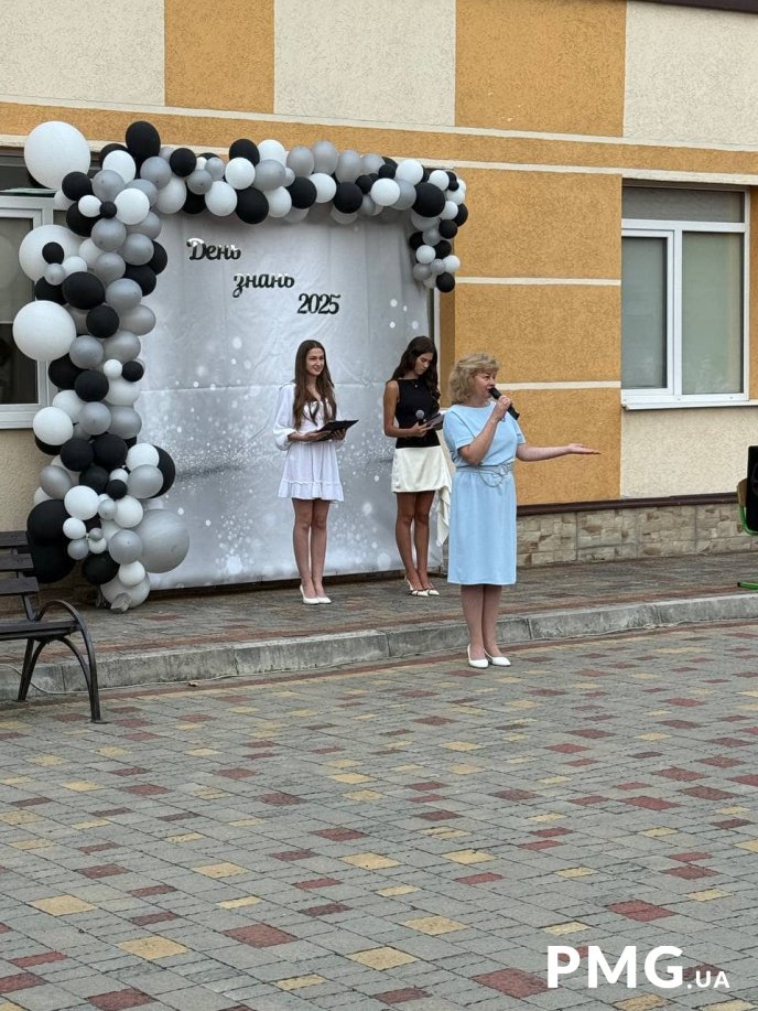 У Мукачівському ліцеї № 5 пролунав перший дзвоник: як пройшло свято – 01 У Мукачівському ліцеї № 5 пролунав перший дзвоник: як пройшло свято – 01