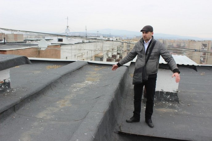 В Ужгороді жителі багатоповерхівки на вулиці Минайській оновили дах будинку – 07