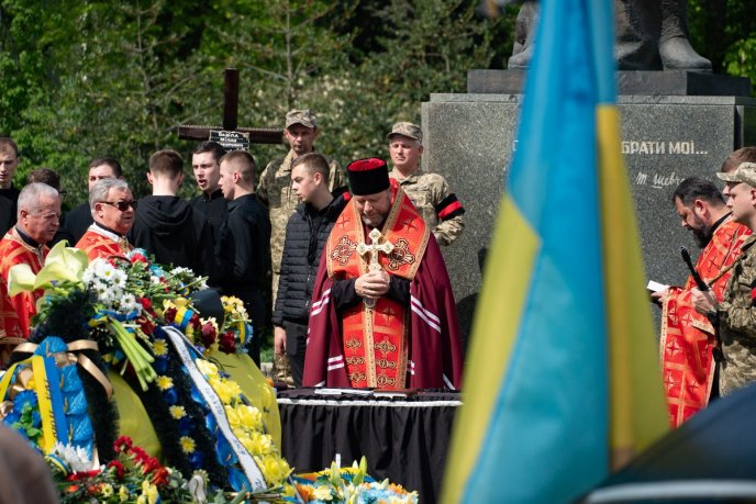 Ужгород попрощався з Героєм, який добровольцем пішов на війну – 05