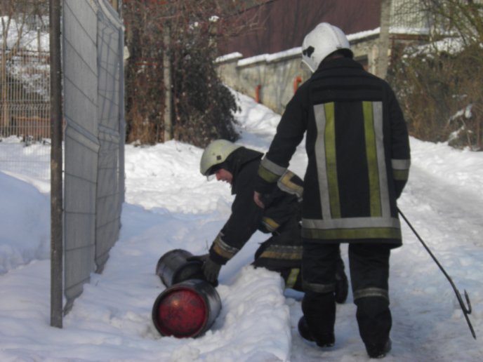 Під час гасіння пожежі ужгородські вогнеборці запобігли вибуху трьох газових балонів – 04
