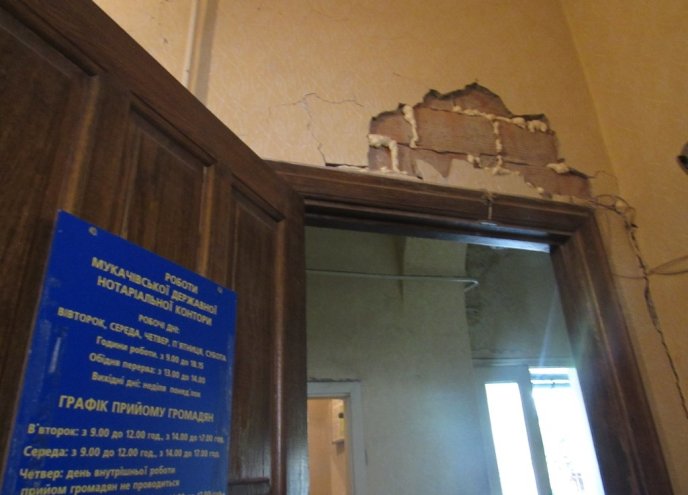 У центрі Мукачева розвалюється будівля – 03
