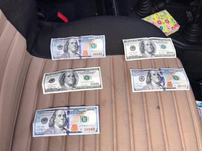 При одержанні хабара у розмірі 500 доларів США затримано заступника начальника Тячівського відділу поліції – 03