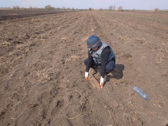 Закарпатці дедалі частіше знаходять на городах вибухонебезпечні предмети – 01