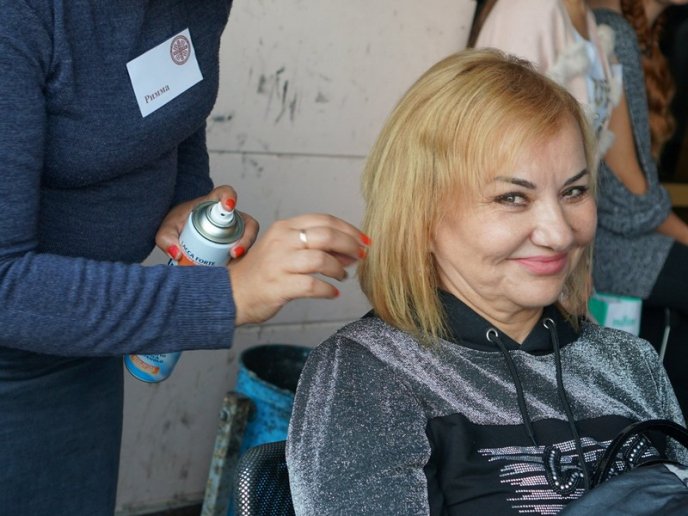 Салон краси просто неба: в Ужгороді зробили подарунок для людей похилого віку – 13 Салон краси просто неба: в Ужгороді зробили подарунок для людей похилого віку – 13