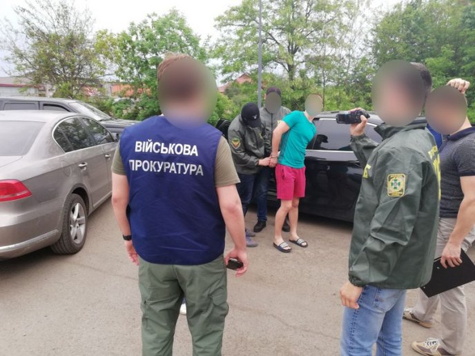 Чоловік пропонував прикордоннику 1 130 євро хабара – 01