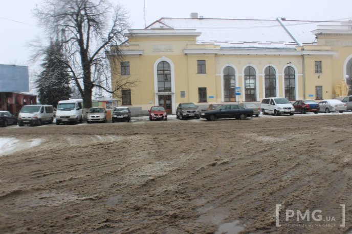 Сніговий сюрприз під кінець зими: "реакція" мукачівських комунальників містян не здивувала – 15 Сніговий сюрприз під кінець зими: "реакція" мукачівських комунальників містян не здивувала – 15