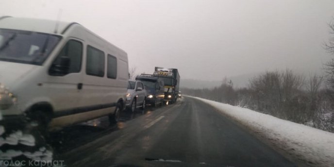 На трасі Київ-Чоп біля села Глибоке чималі затори – 02