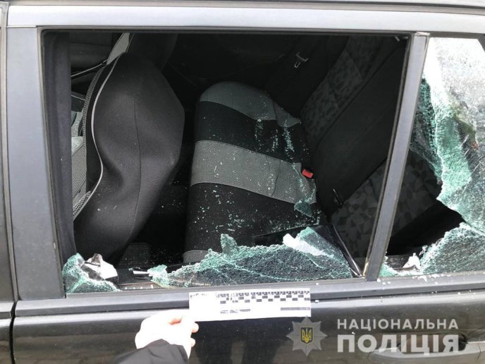 На Закарпатті чоловіку понищили автомобіль: порізали шини та побили скло – 02