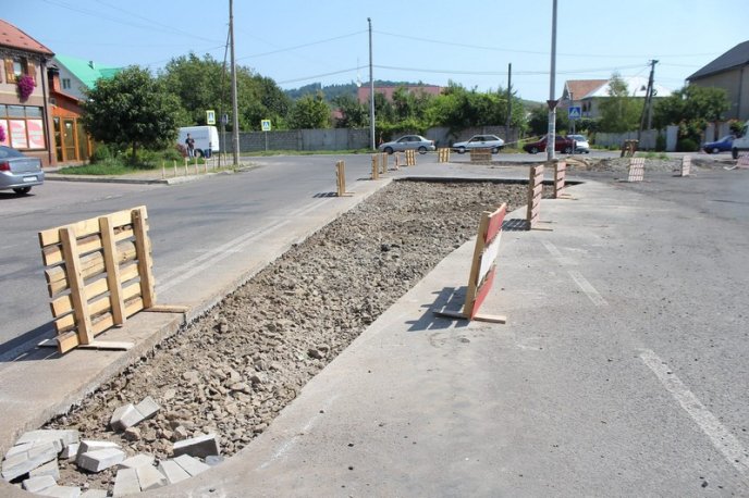 У Мукачеві облаштовують нове перехрестя – 13