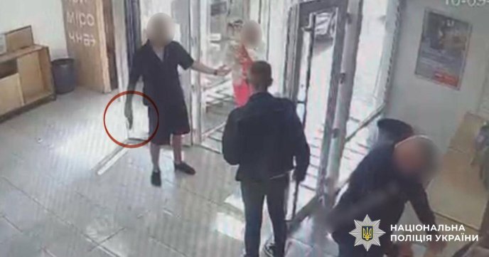 У приміщенні поштового відділення пролунав постріл: що сталося в Ужгороді – 01 Фото — Відділ комунікації поліції Закарпатської області