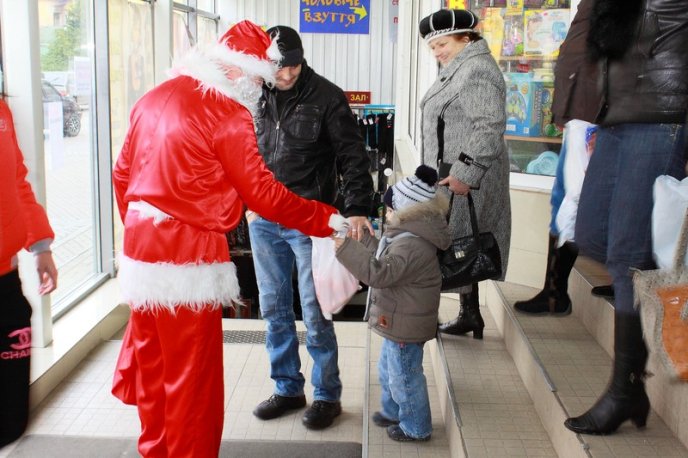 День святого Миколая у «ЦУМі» відзначили подарунками (ФОТО) – 07