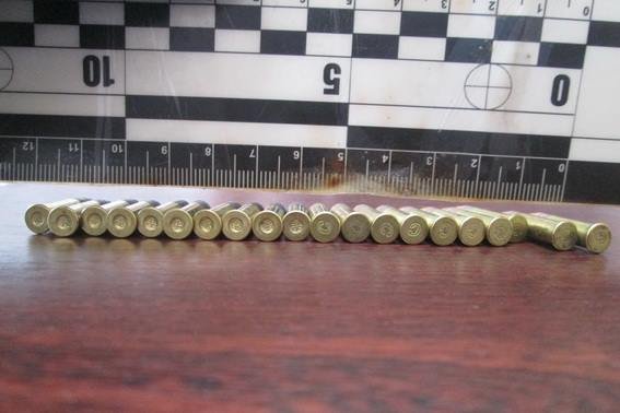 Ужгородець "здав" чоловіків, які продавали патрони і холодну зброю – 03