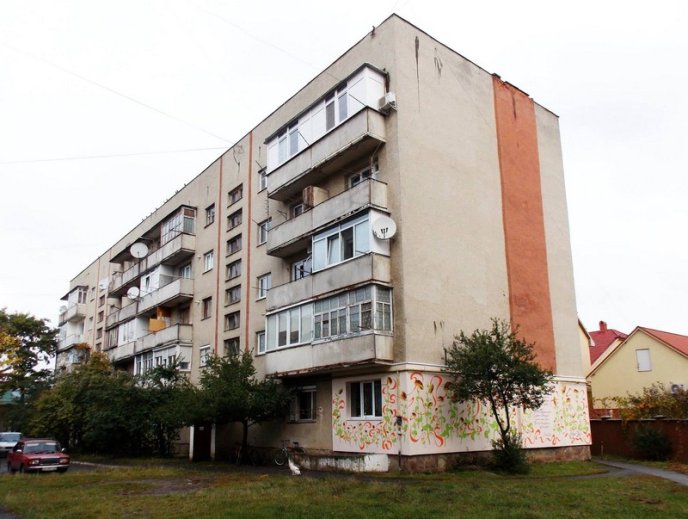 Фасад квартири в спальному мікрорайоні Мукачева прикрасив дивовижний стінопис – 04