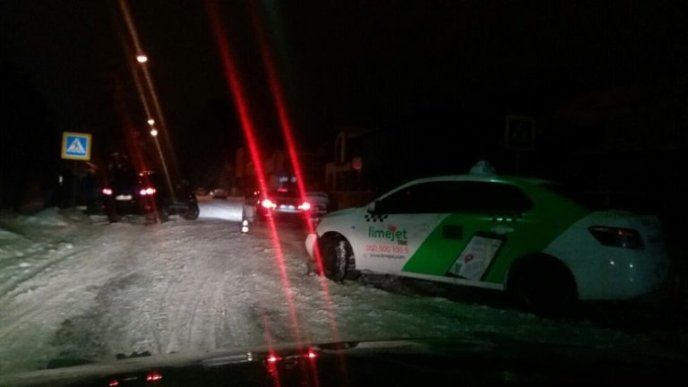 Через нечищені від снігу дороги в Ужгороді сталась ДТП – 06