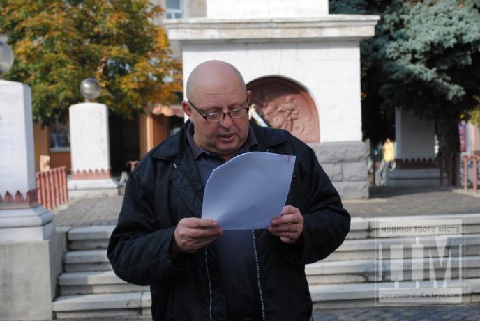 Десяток активістів в центрі Мукачева протестували проти фашизму (ФОТО) – 03