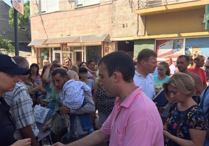 У Мукачеві чоловік жебракував із майже бездиханною дитиною на руках, в якої вже були конвульсії ніжок – 05