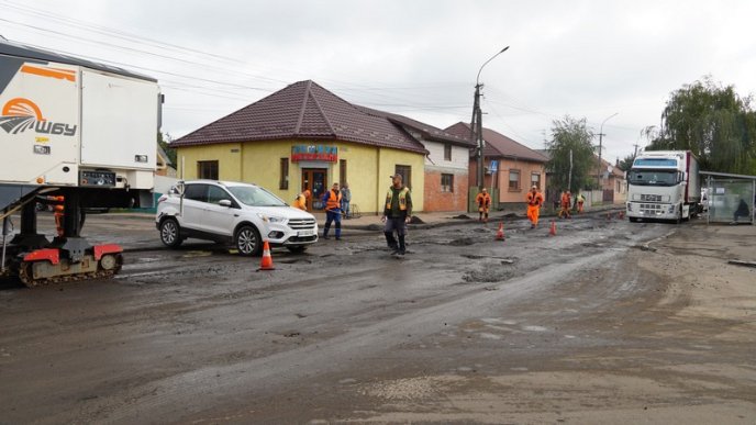 У Мукачеві почали ремонтувати одну з найгірших доріг міста – 02