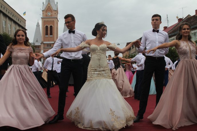 Випускники Мукачева станцювали прощальний вальс – 07
