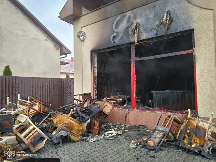 У Мукачеві горів меблевий магазин: вогнеборці показали наслідки пожежі – 02