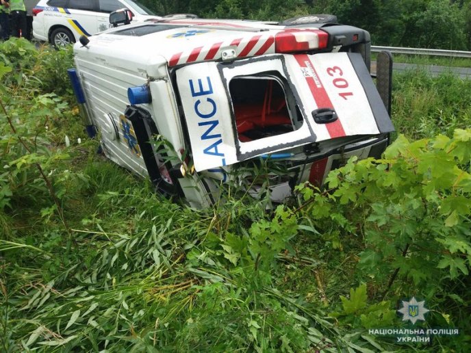 "Швидка", яка перекинулася, транспортувала хворого з інфарктом міокарду: нові подробиці ДТП – 02