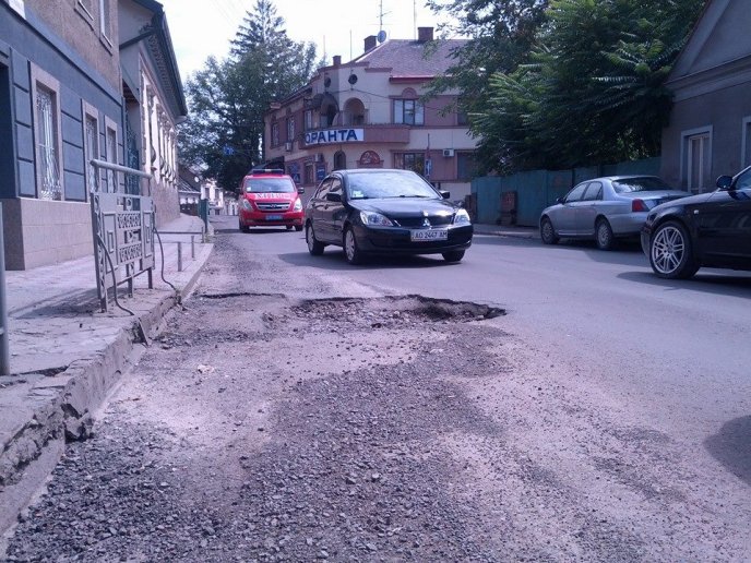 Ужгородці невдоволені показовим ремонтом доріг (ФОТО) – 11