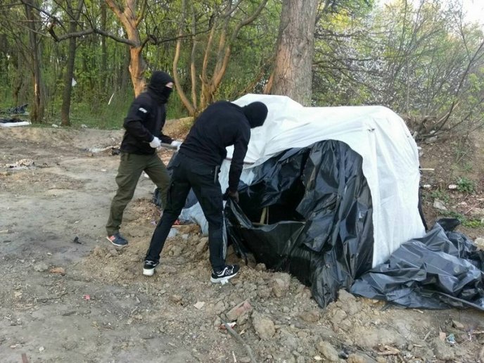 У Києві націоналісти спалили табір ромів із Закарпаття – 01