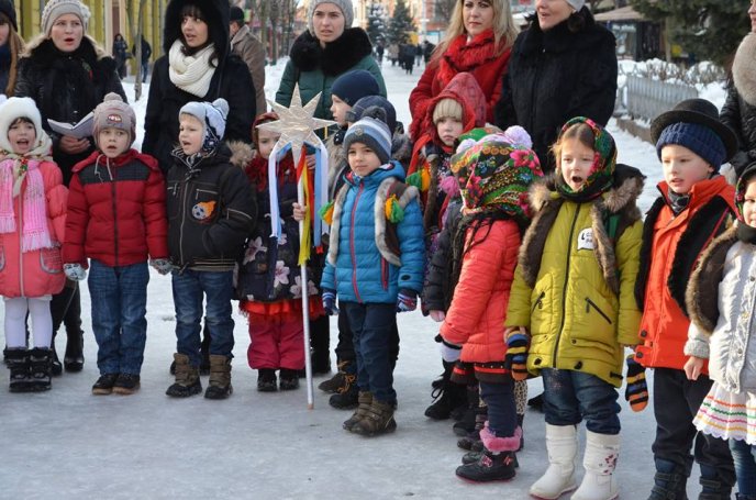 У центрі Мукачева колядували діти – 04 У центрі Мукачева колядували діти – 04