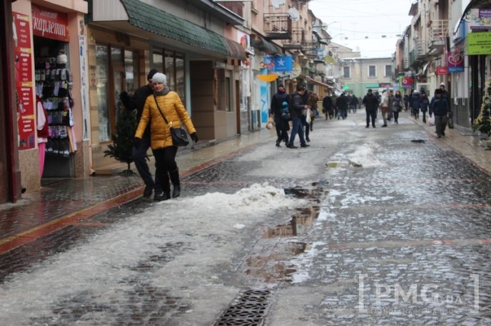 Одна з центральних вулиць Мукачева перетворилась на суцільну калюжу – 07