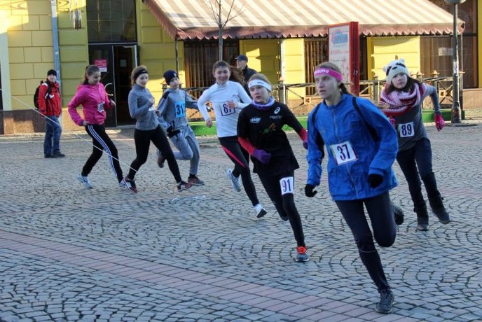 Мукачівці влаштували вулицями міста новорічний забіг – 17