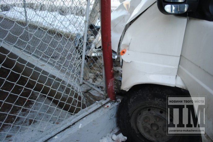 У Мукачеві мікроавтобус врізався в металевий паркан (ФОТО) – 01