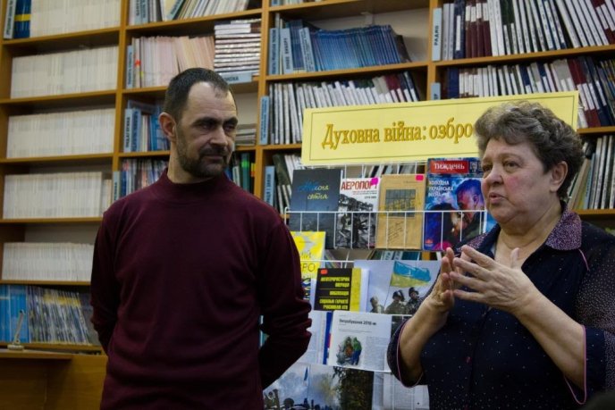В Ужгороді відкрили фотовиставку учасника АТО "Духовна війна: озброєні книгою" – 03