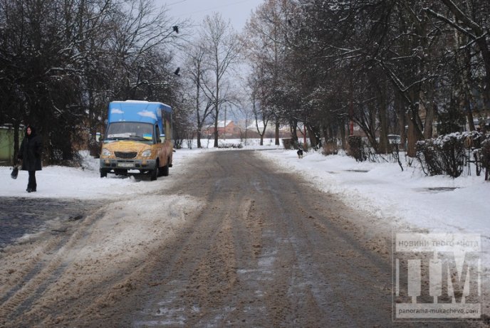 Мукачівські комунальники так і залишили частину вулиць міста неприбраними від снігу (ФОТО) – 06 Мукачівські комунальники так і залишили частину вулиць міста неприбраними від снігу (ФОТО) – 06