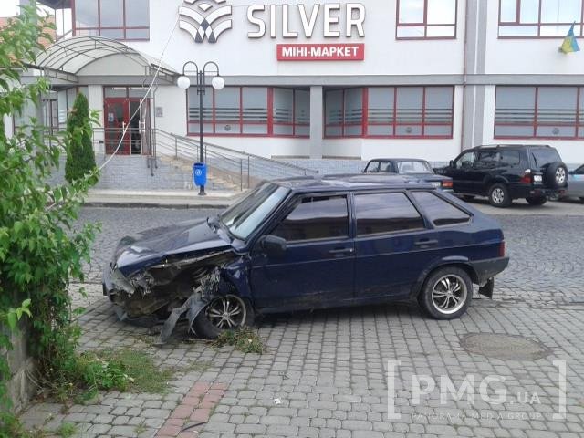 У Мукачеві "дев’ятка" влетіла в огорожу: водій з місця ДТП втік, кинувши розтрощений автомобіль – 05
