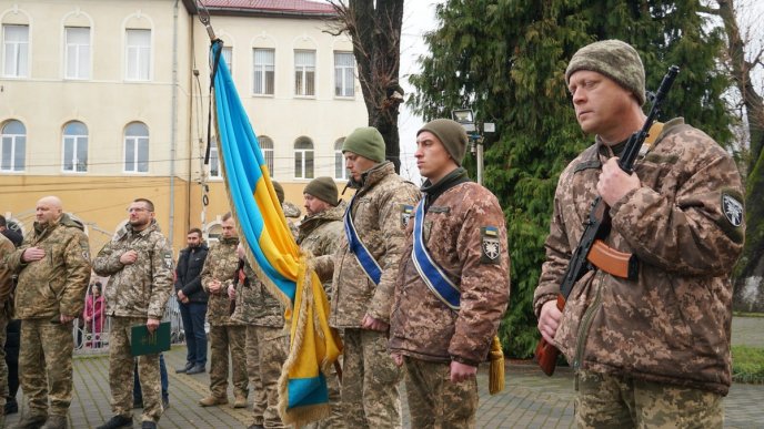 Мукачево навколішках проводжало в останню путь полеглого Героя – 05