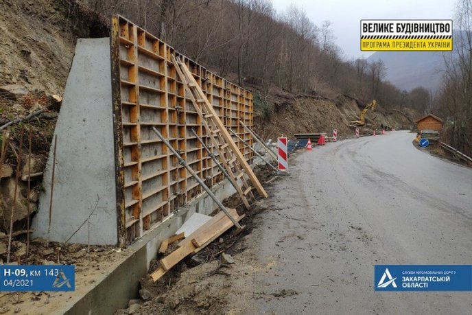 На Рахівщині укріплюють гору конструкціями рекордних розмірів  – 01