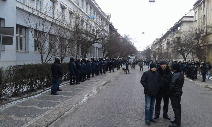Перед будівлею суду в Ужгороді, де розглядатимуть апеляцію бійців ПС, десятки правоохоронців – 04 Перед будівлею суду в Ужгороді, де розглядатимуть апеляцію бійців ПС, десятки правоохоронців – 04