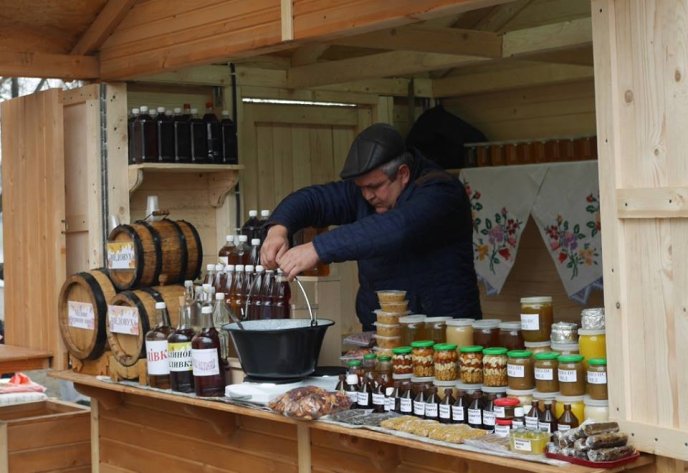 В Ужгороді на фестивалі можна скуштувати медовуху, різні смаколики та купити сувенір – 05