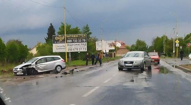 В Ужгороді неподалік "Епіцентру" зіткнулись дві іномарки – 01