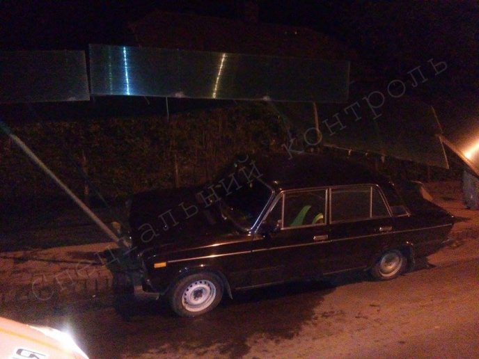 В Ужгороді вночі легковик зніс автобусну зупинку – 01 В Ужгороді вночі легковик зніс автобусну зупинку – 01
