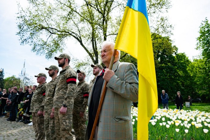 Ужгород попрощався з Героєм, який добровольцем пішов на війну – 04