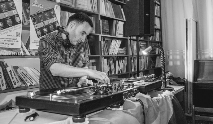 У Закарпатськй обласній бібліотеці ужгородці танцювали під "Круглий звук" – 04