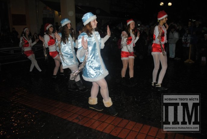 У Мукачеві святковими вогнями запалили головну новорічну красуню міста (ФОТОРЕПОРТАЖ) – 07 У Мукачеві святковими вогнями запалили головну новорічну красуню міста (ФОТОРЕПОРТАЖ) – 07