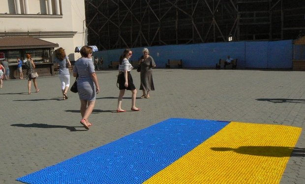 У центрі Ужгорода з кришок утворили прапор України – 02 У центрі Ужгорода з кришок утворили прапор України – 02