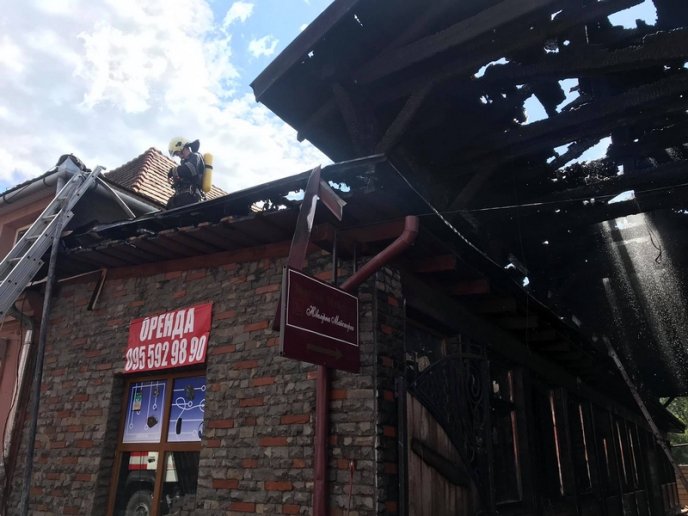 Пожежа у Мукачеві: горів торговий провулок по вулиці Духновича – 05