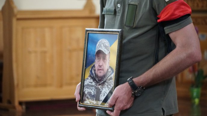 У Мукачеві попрощались із загиблим на війні Іваном Дербалем – 01 У Мукачеві попрощались із загиблим на війні Іваном Дербалем – 01