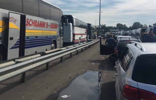 На кордоні із сусідньою країною величезні черги – 07