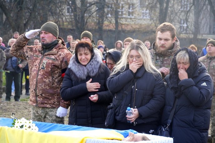 До останнього залишався вірним військовій присязі: в обласному центрі прощалися із Героєм – 02 До останнього залишався вірним військовій присязі: в обласному центрі прощалися із Героєм – 02