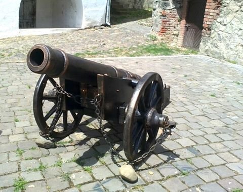 У замку "Паланок" встановлять чотири гармати – 01